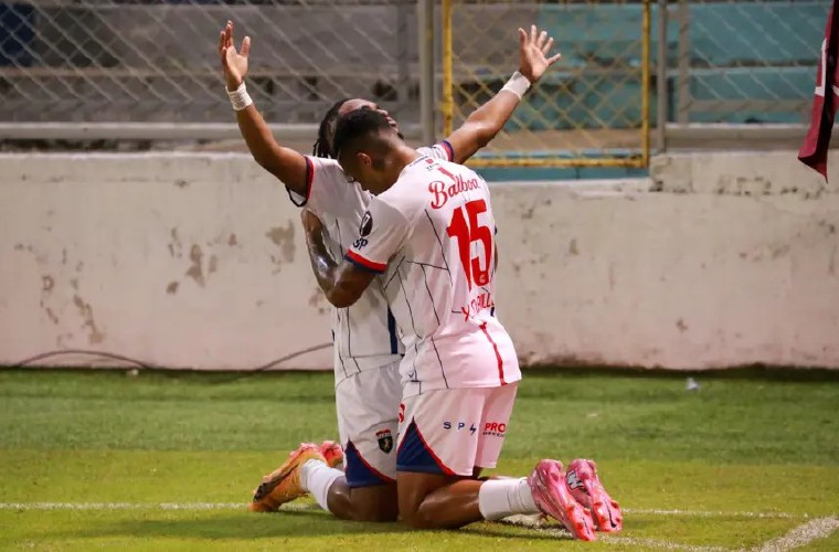 Ovidio López celebra su gol.