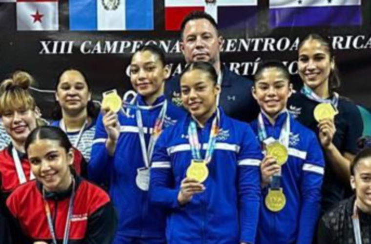 Ceremonia de premiación por equipo del nivel Mayor, en el que las panameñas Tatiana Tapia, Alyiah Lide y Ana Gabriela Gutiérrez (centro), lograron la medalla de oro.