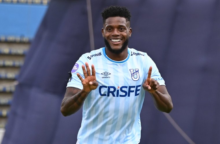 José Fajardo celebra uno de sus goles.