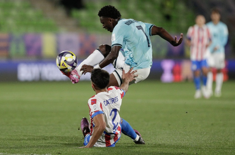 El jugador panameño Kairo Walters (arriba) en acción durante el partido que enfrentó la selección nacional Sub-20 ante Paraguay.