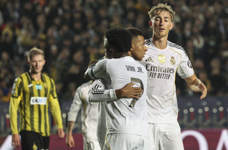 Kylian Mbappé (c) es felicitado por sus compañeros.