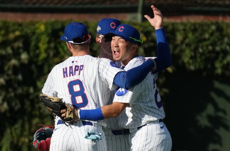 Jugadores de los Cachorros celebran.