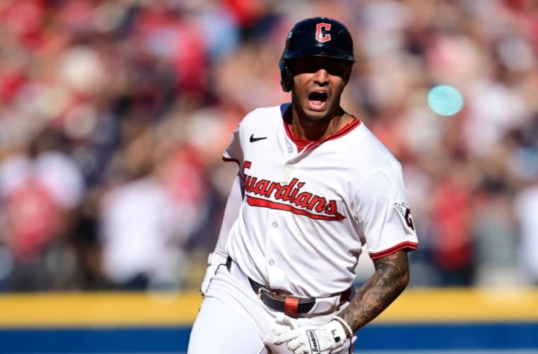 Brayan Rocchio recorre las bases al batear un jonrón ayer.