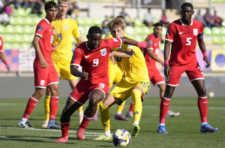 Gustavo Herrera (9) conduce el balón durante el encuentro en que Panamá enfrentó a Ucrania correspondiente al grupo B del Mundial Sub-20 de Fútbol que se disputa en Chile.