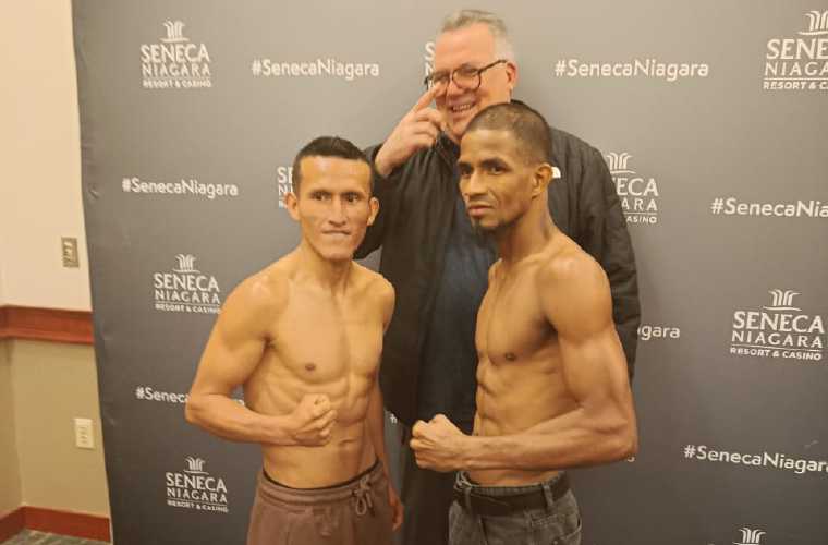 Azael ‘Candelilla’ Villar (der.) y Ricardo Astuvilca en el pesaje oficial.