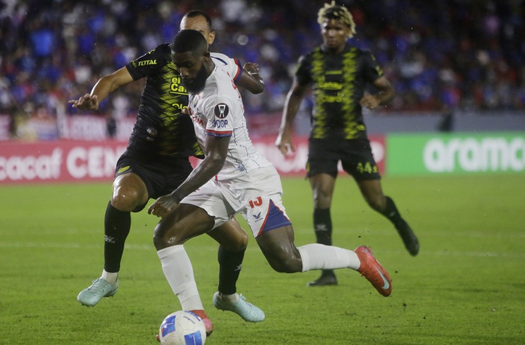 Everardo Rose (c) en acción.