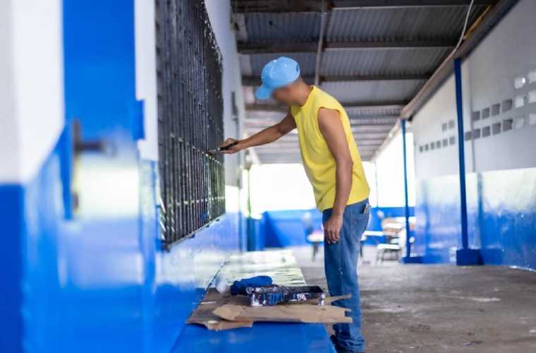 Las penas sustitutivas son instrumentos jurídicos que están establecidos en el Código Penal y son ponderados por los jueces de garantía y de cumplimiento, para impedir el creciente hacinamiento en las cárceles.