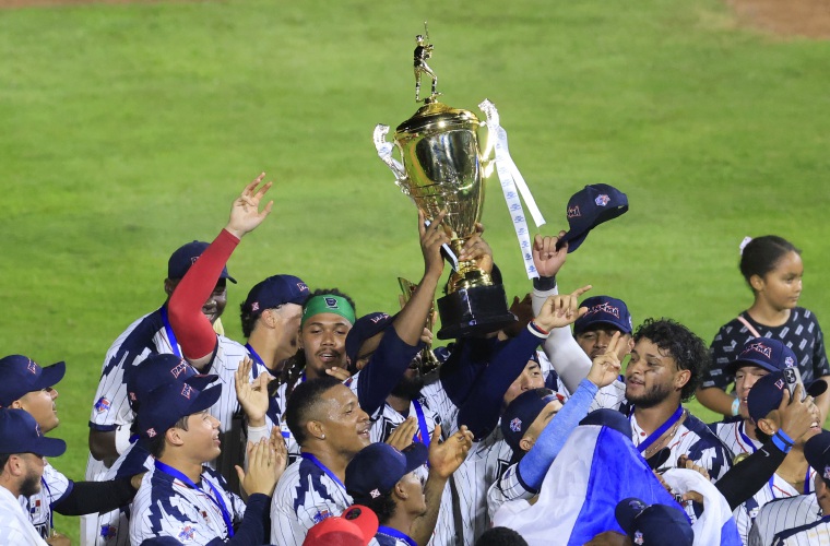Jugadores del equipo de Panamá celebran el título alcanzado en el Campeonato Panamericano Sub-23 de Béisbol que se realizó en la provincia de Panamá Oeste, Panamá.