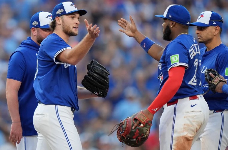 Trey Yesavage (izq.).