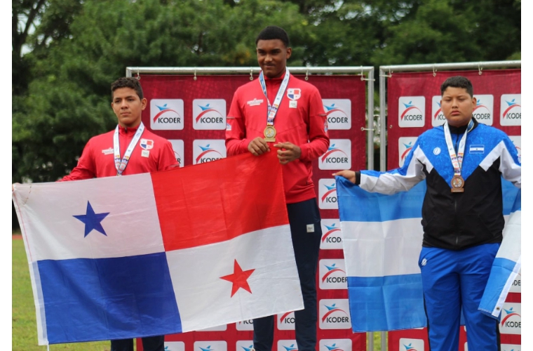 Algunos de los ganadores de medalla de oro en el atletismo y el taekwondo de los Juegos del Codicader.
