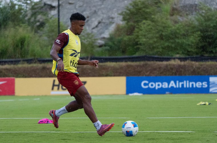 El extremo Edgar Yoel Bárcenas durante el entrenamiento de ayer en la cancha de fútbol del Centro de Alto Rendimiento de Pandeportes.