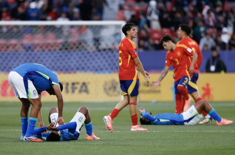 España aseguró su pase ante Brasil.