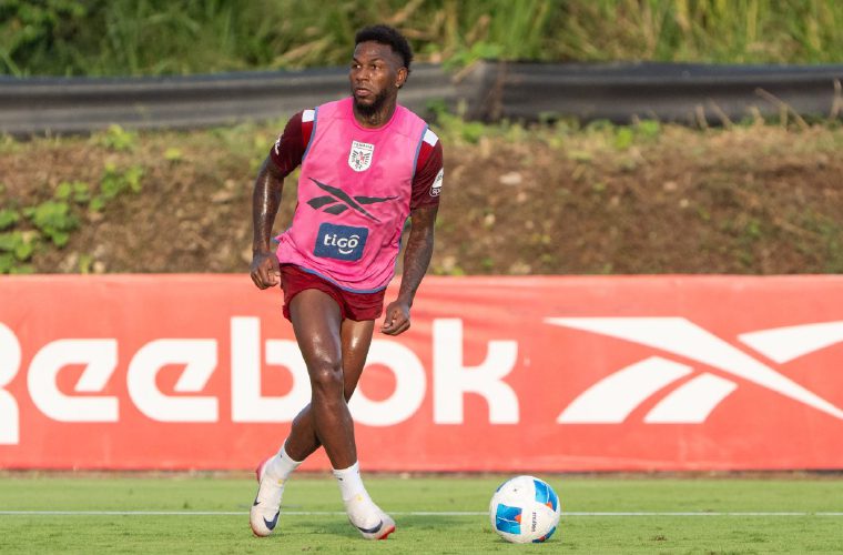 Omar Browne durante el entrenamiento de ayer martes en la cancha de entrenamiento de fútbol del Centro de Alto Rendimiento de Pandeportes, en Juan Díaz, ciudad de Panamá.