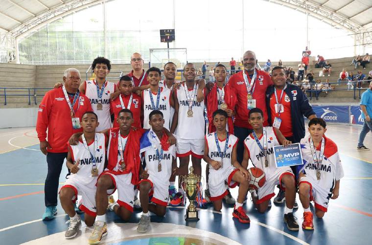 Equipo del colegio Abel Bravo, de Colón.