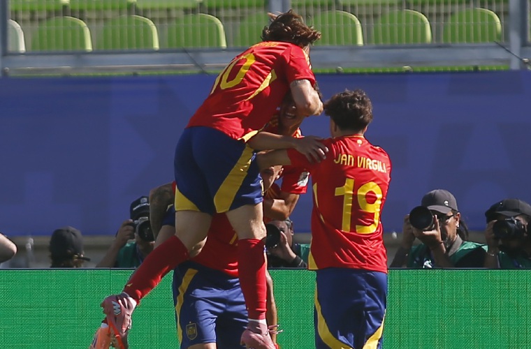 Jugadores de España celebran el gol.