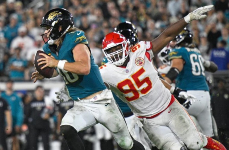 Trevor Lawrence (16), supera al tackle defensivo Chris Jones.