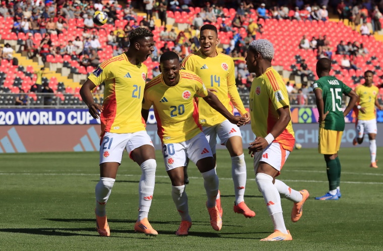 Jugadores celebran un gol.