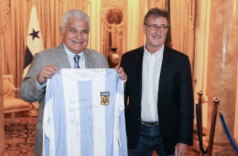 José Raúl Mulino (i) y Mario Kempes.