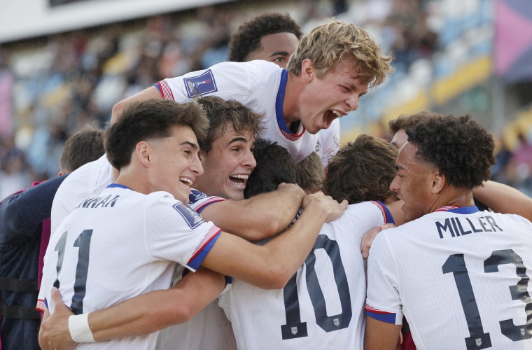 Jugadores de Estados Unidos celebran.
