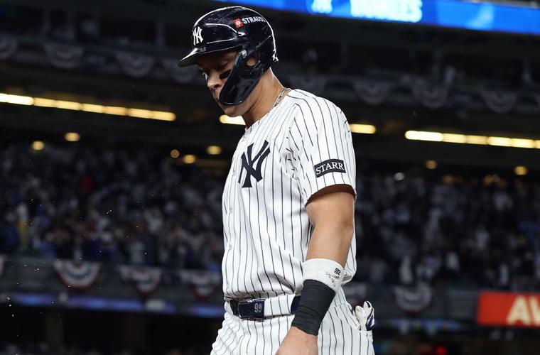 Aaaron Judge sale del terreno, mientras los jugadores de Toronto celebran.