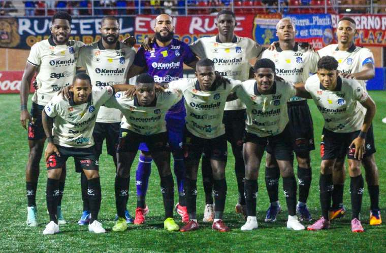 Onceno inicial del Árabe Unido de Colón.