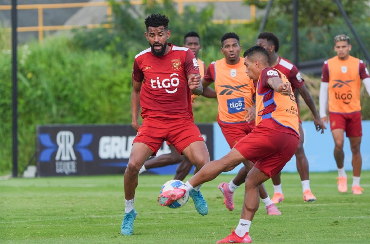 Entrenamiento de ayer domingo de la Selección Mayor de Fútbol de Panamá con miras al encuentro de mañana ante Surinam y que es correspondiente al grupo A de la fase final de la Eliminatoria Mundialista de la Concacaf.