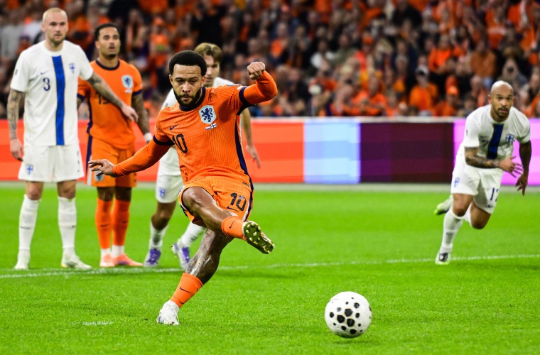 El delantero del Países Bajos Memphis Depay logra el 3-0.