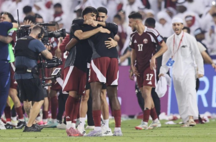 jugadores de Qatar celebran.