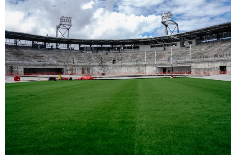 Vistas de la colovación de la grama sintética al Estadio Mariano Bula.
