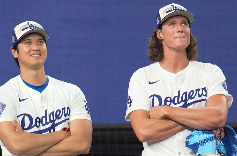 Shohei Ohtani (izq.) y Tyler Glasnow, lanzadores de los Dodgers.