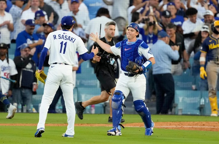 Roki Sasaki (i) y Will smith.