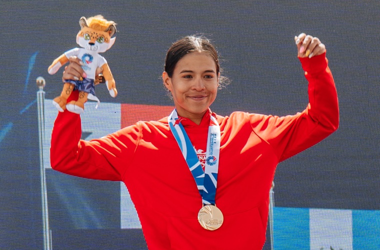 Wendy Ducreux con la medalla de oro conquistada ayer en el ciclismo de ruta femenino de los Juegos Deportivos Centroamericanos.