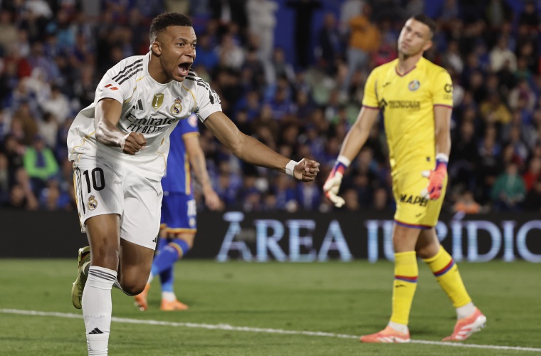 El francés Kylian Mbappé, del Real Madrid, celebra su gol anotado ante el Getafe y que fue decisivo en el triunfo de su equipo 1-0 en la Liga Española.