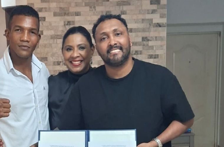 Samir Cuentas (izq.) junto a Rouss Laguna (c) y el excampeón mundial Anselmo ‘Chemito’ Moreno, de la empresa Laguna Premium Boxing Promotions, luego de la firma del contrato promocional entre las dos partes.