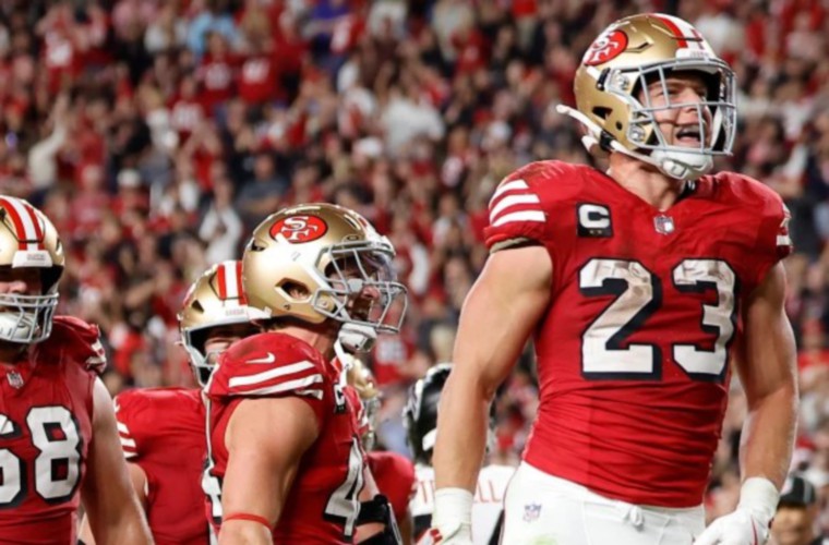 Christian McCaffrey (der.).