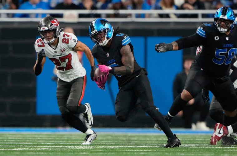 Jahmyr Gibbs (der.) logró 218 yardas.