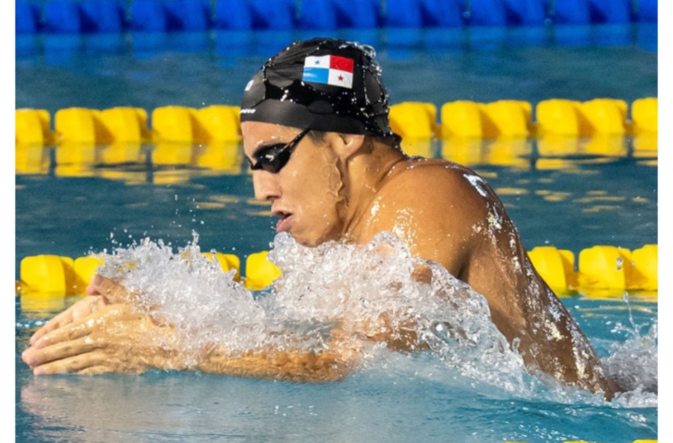 Los nadadores panameños Tyler Christianson (arriba) y Raúl Antadillas durante la final de los 200 metros pecho de la natación de los Juegos Centroamericanos.