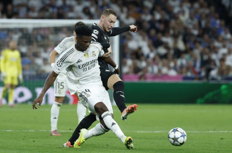 El francés Aurélien Tchouaméni del Real Madrid, en acción durante el juego que disputó su equipo ante la Juventus en el Estadio Santiago Bernabéu.