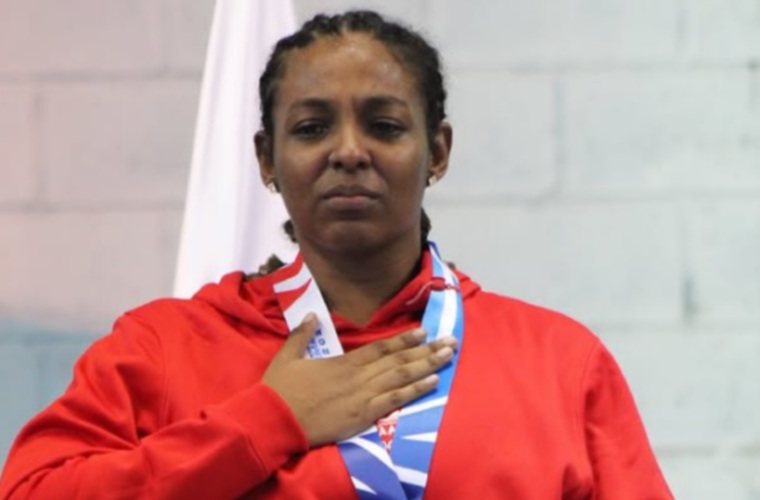 Chaneth Simmonds (c) ganó medalla de oro en la categoría de los 75 kilos, estilo grecorromano.