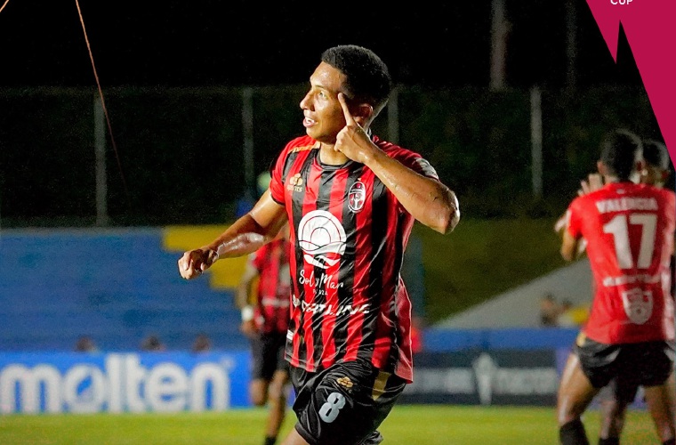 Martín Ruiz celebra su gol anotado y el cual dio el triunfo al Sporting San Miguelito sobre el Plaza Amador en el partido de ida del Pla-In de la Copa Centroamericana de Clubes de la Concacaf.