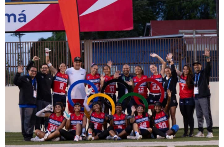 Los equipos femenino y masculino de flag football de Panamá que conquistaron la medalla de oro.