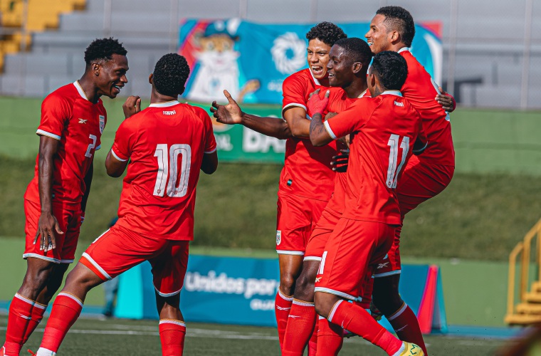 Jugadores de Panamá celebran un gol.
