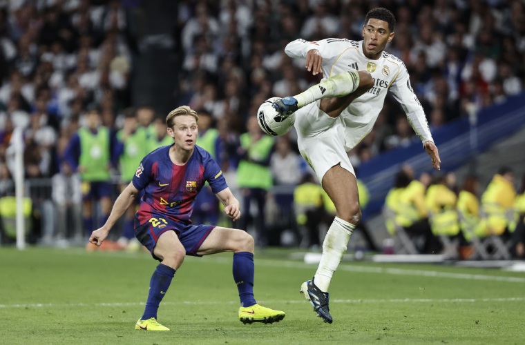 El centrocampista del Real Madrid Jude Bellingham, y el centrocampista del Barcelona Frenkie de Jong, durante el partido del Clásico Español disputado en el Estadio Santiago Bernabéu.