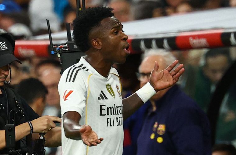 Vinicius sale molesto al ser reemplazado.