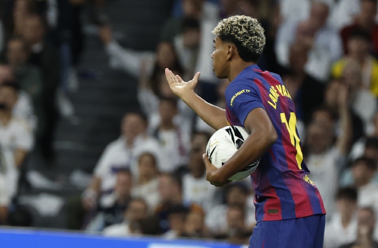 Lamine Yamal durante el Clásico.