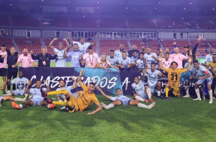 El equipo del sporting San Miguelito luego de vencer en el partido de vuelta al Plaza Amador.