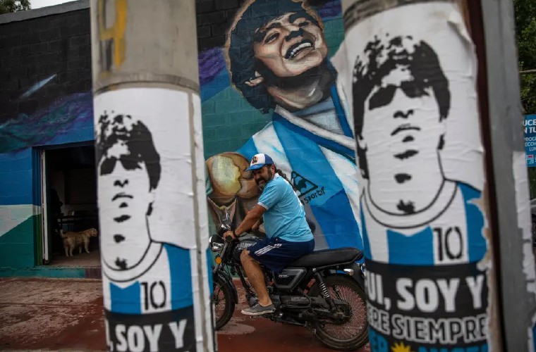 Un mural con la imagen de Diego Maradona.