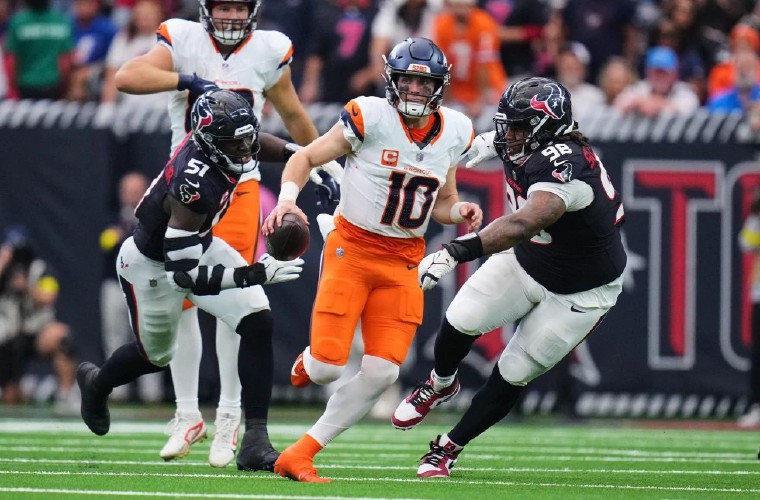 Bo Nix (10), quarterback de los Broncos de Denver.