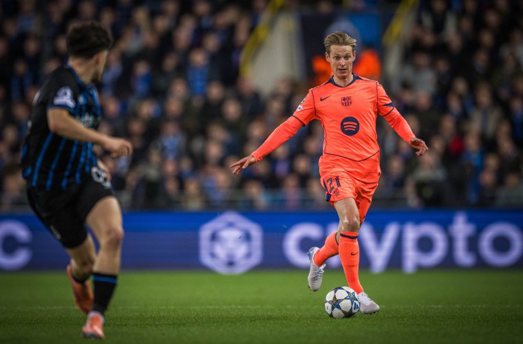 Frenkie de Jong (der.), del Barcelona FC, en acción durante el juego de ayer ante el Brujas.