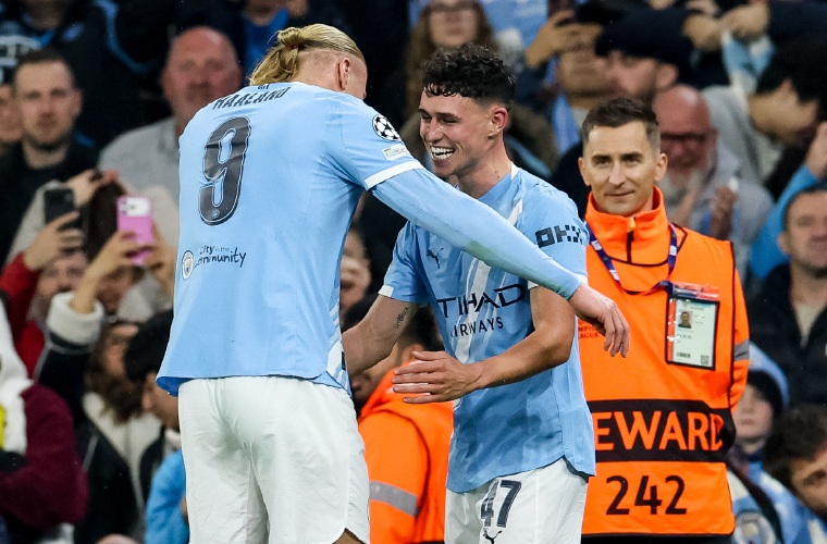 Erling Haaland (i) celebra su gol. 